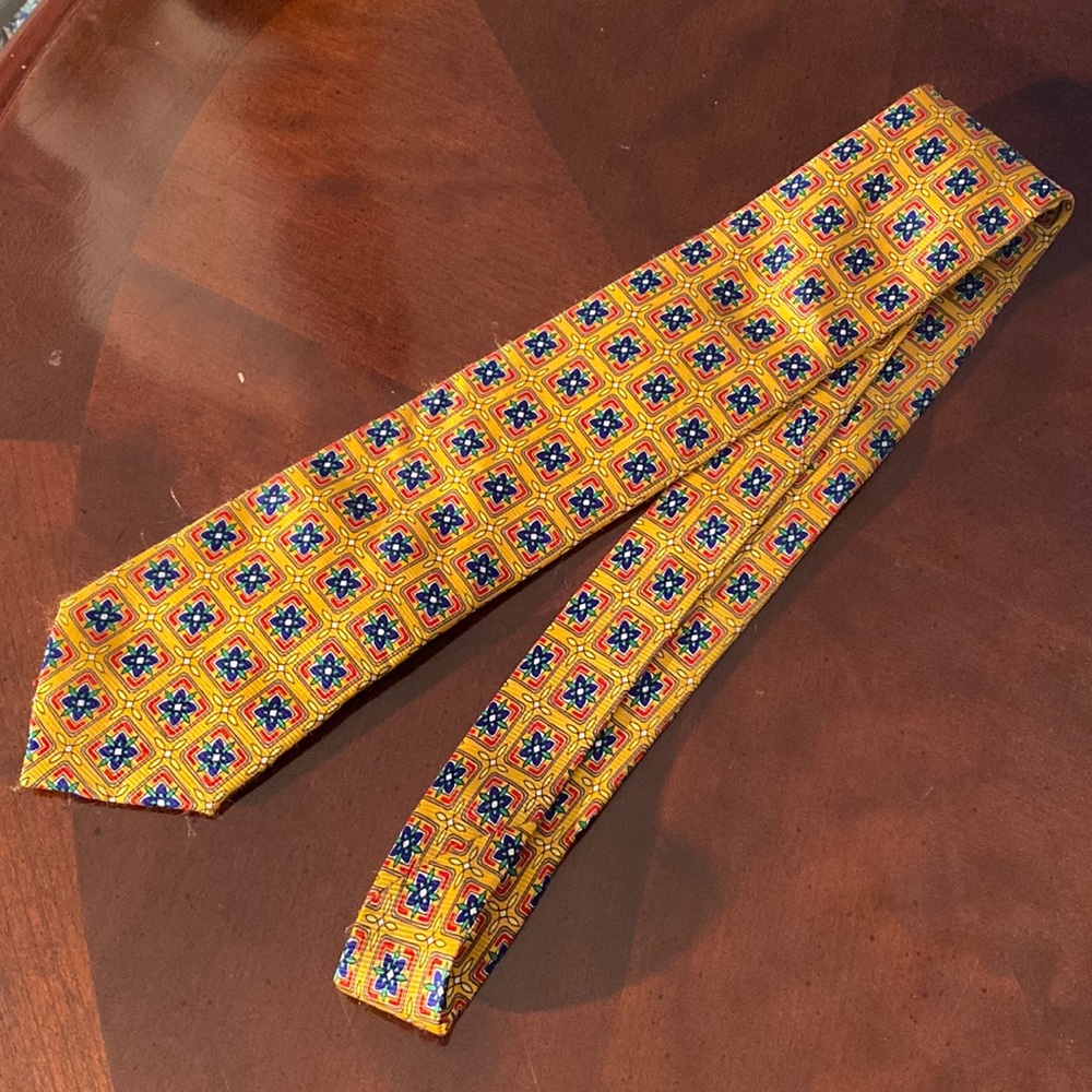 Cape Cod Neckwear Yellow tile printed tie 100% silk